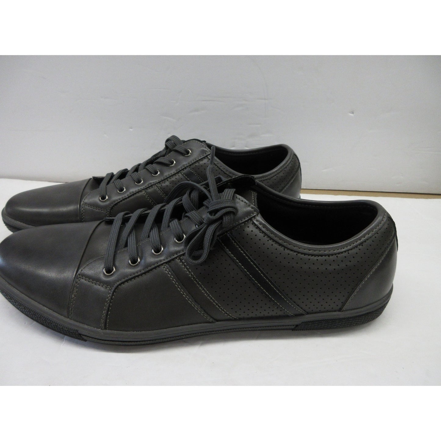 Like new Kenneth Cole Reaction Center Low Sneakers, Size 13 for Men