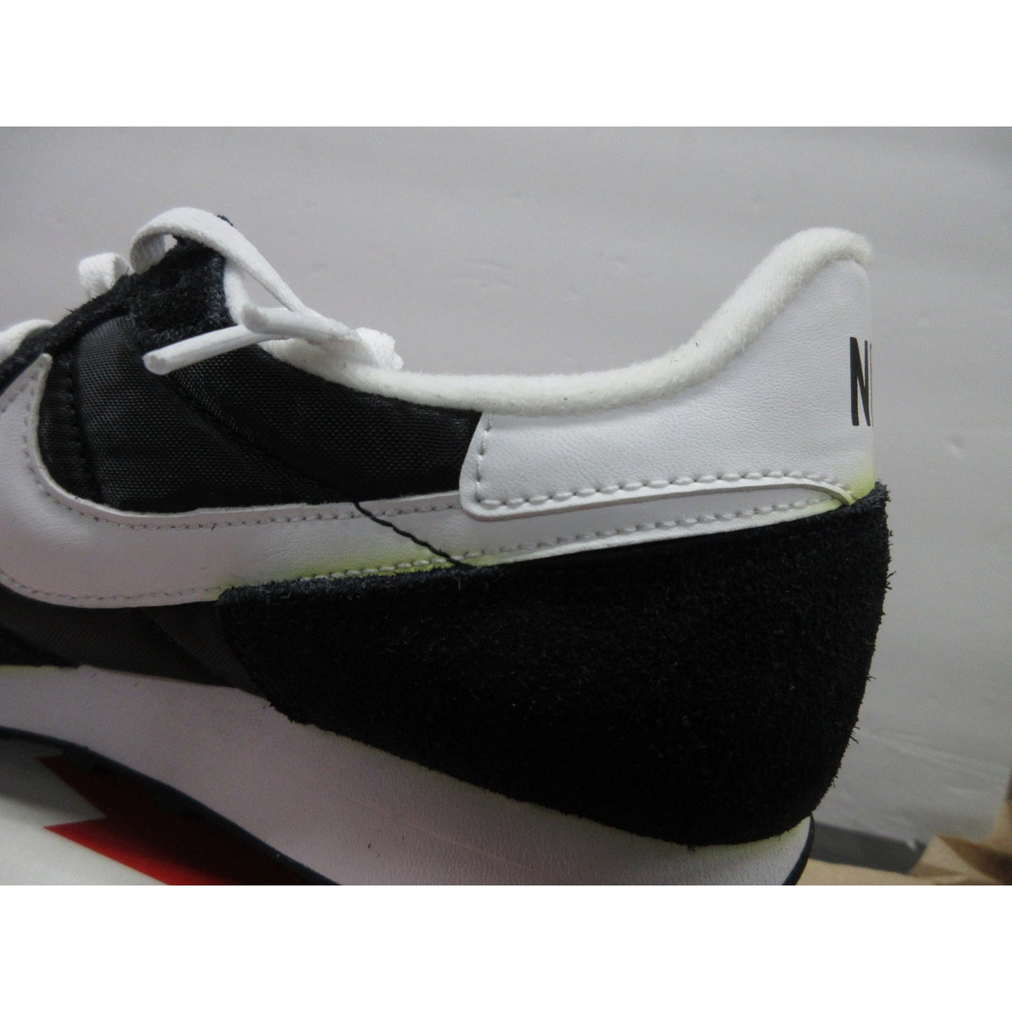 Used authentic Nike Men's Low-Top Trainers Running Shoes - Black/White (Size 8)