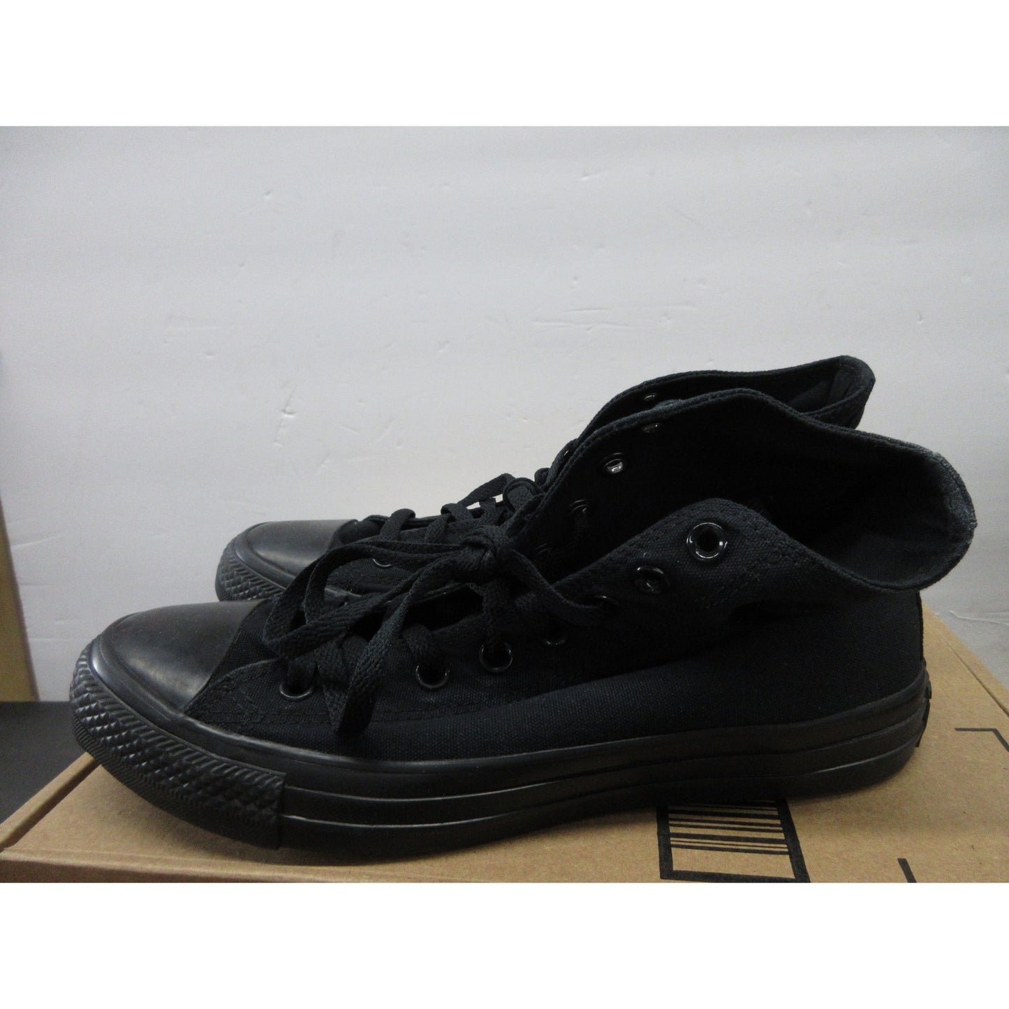 Used authentic Converse Unisex Monochrome Black Sneakers - Size 10W/8M