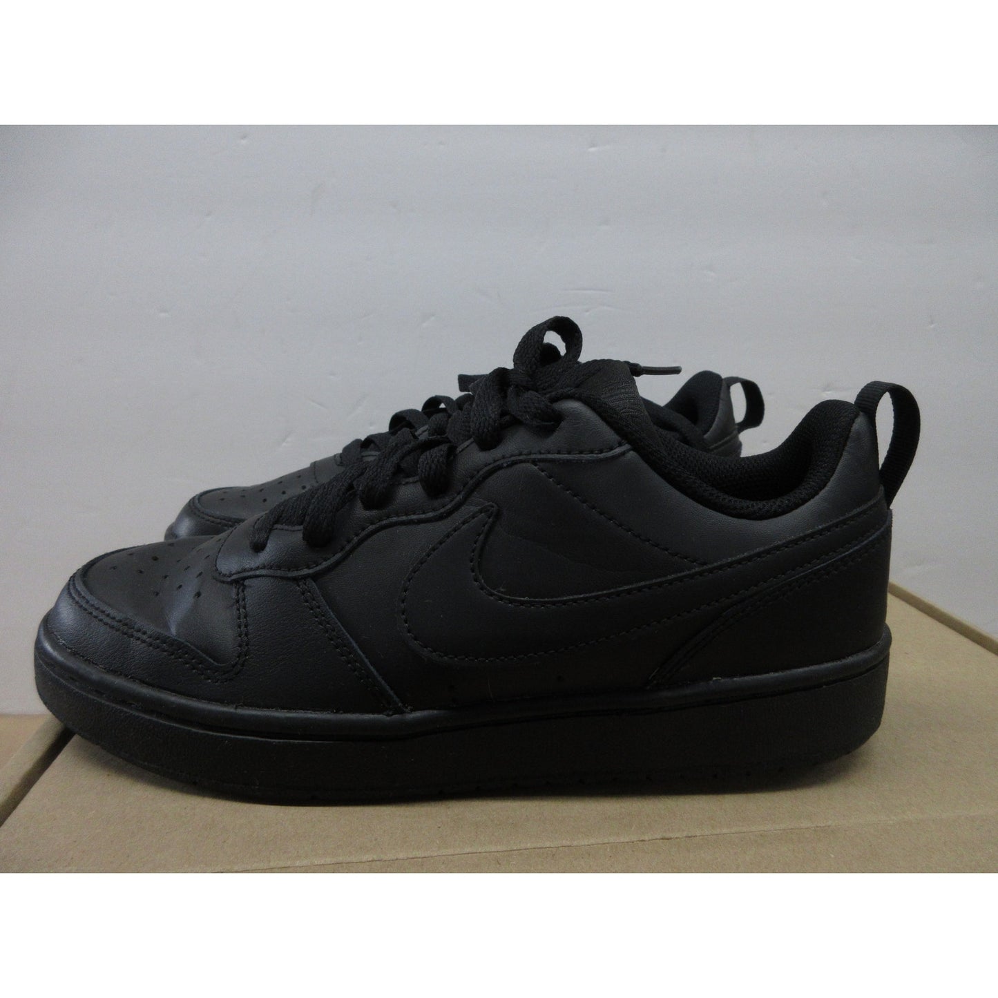 Used authentic Nike Boy's Court Borough Low 2 (Big Kid) - Black, Size 6.5