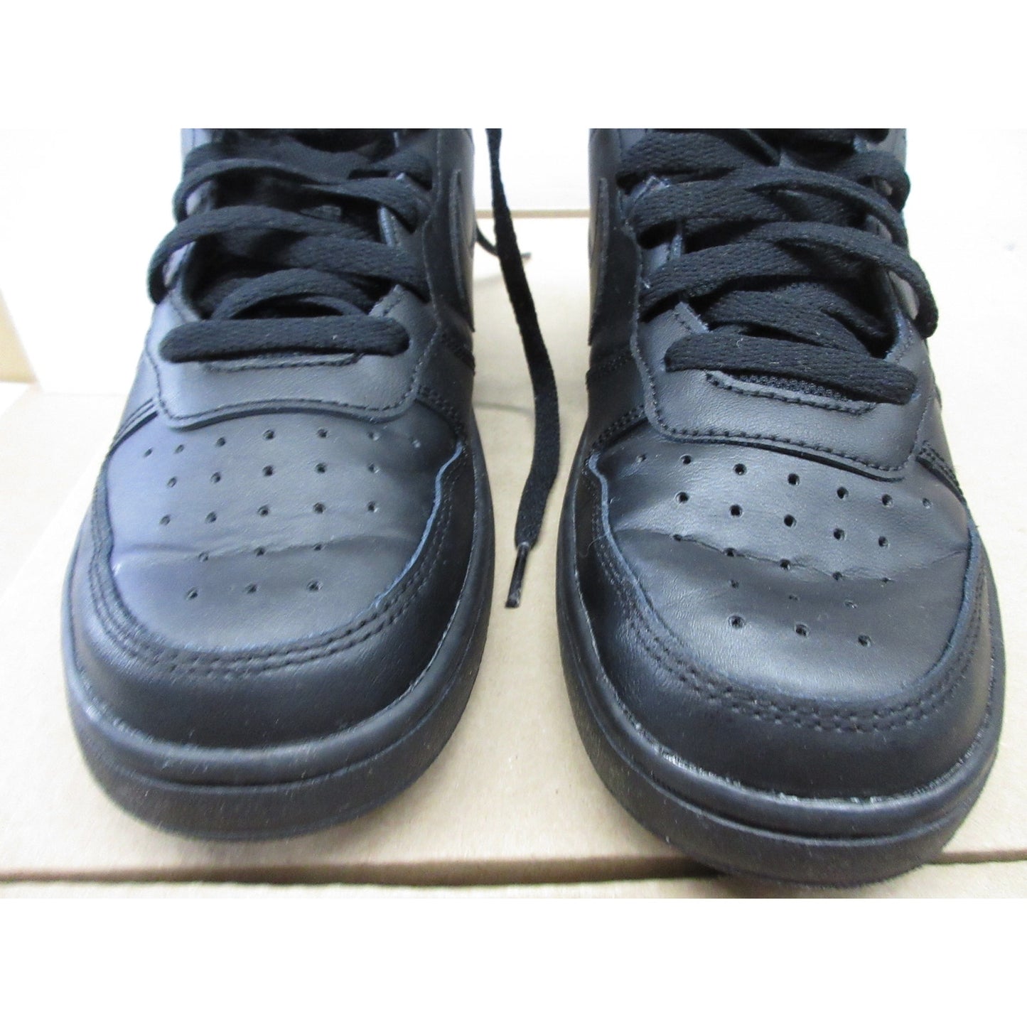 Used authentic Nike Boy's Court Borough Low 2 (Big Kid) - Black, Size 6.5