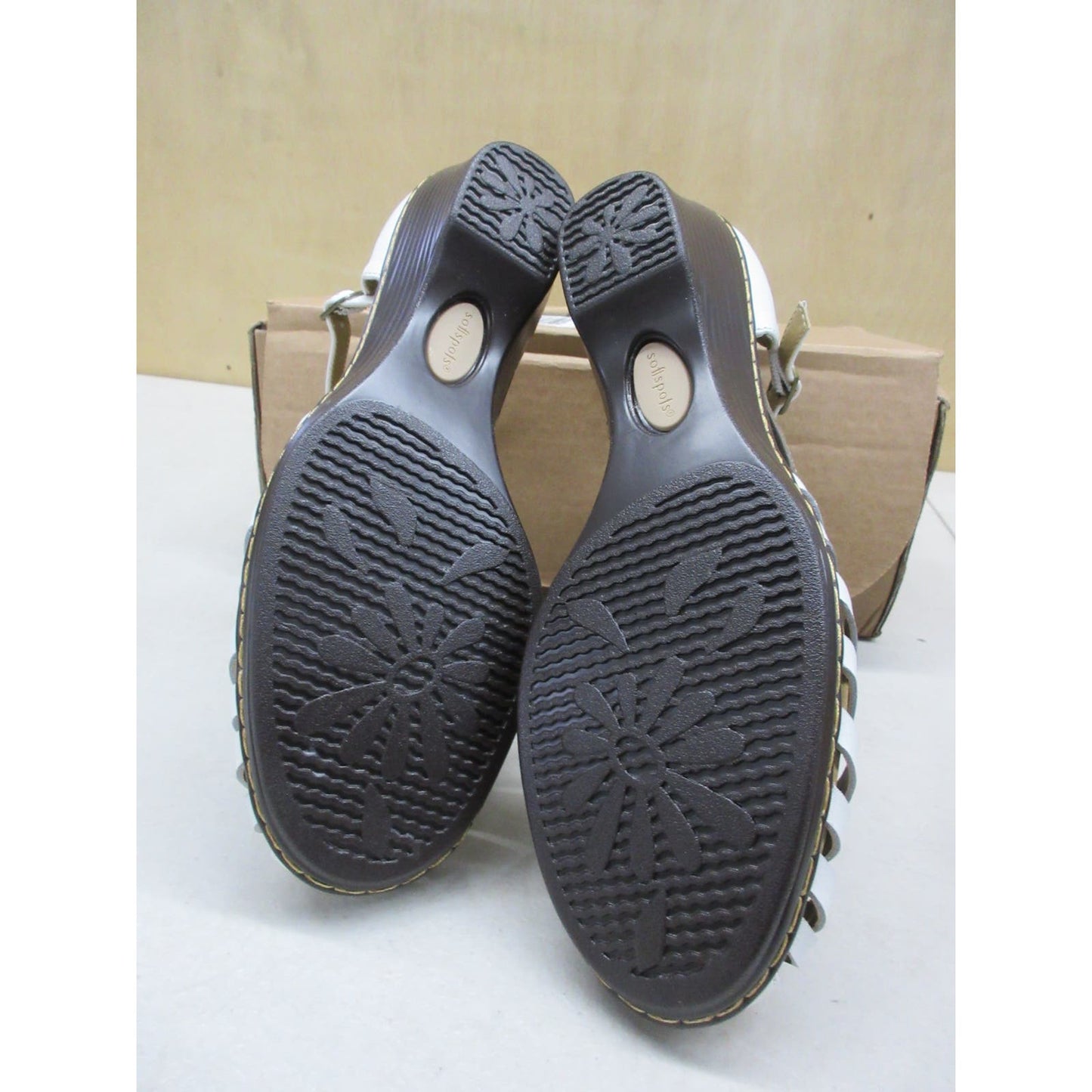 NWT Softspots Women's Tatianna White Sandals Size 10