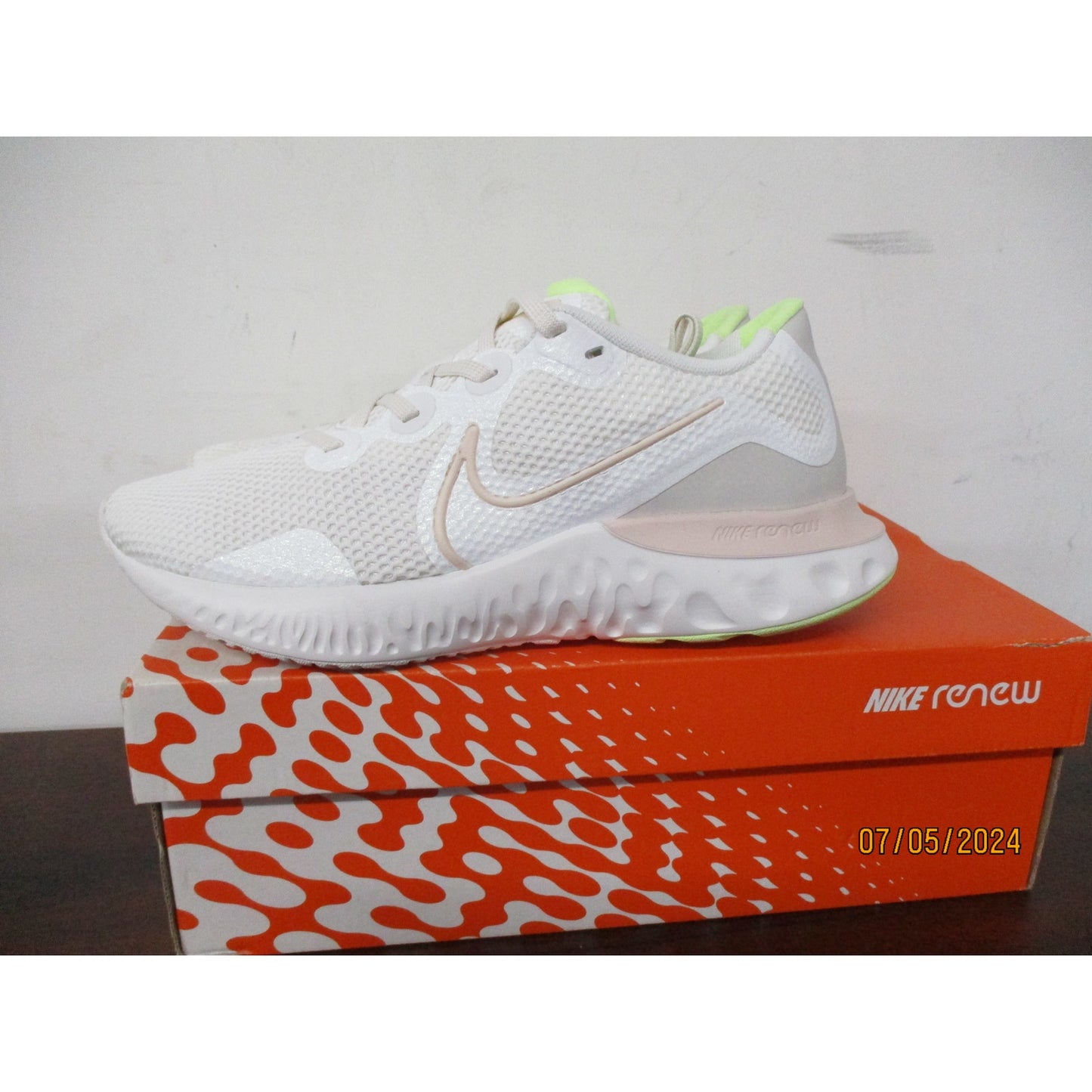 Brand new Nike Women's Renew Run Sneaker Shoes in White, Size 9 Medium