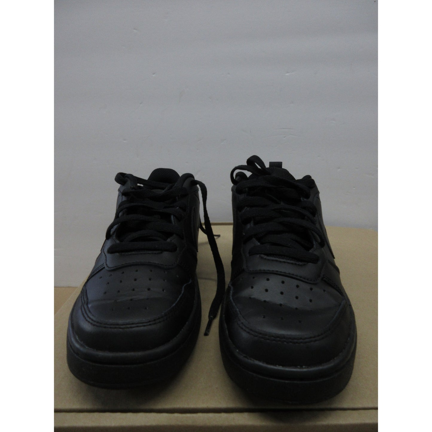 Used authentic Nike Boy's Court Borough Low 2 (Big Kid) - Black, Size 6.5