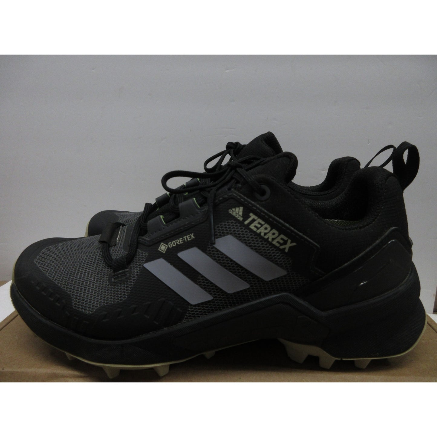 Adidas authentic Terrex Swift R3 Gore-TEX Hiking Shoes Women's, Black, Size 8.5-like new