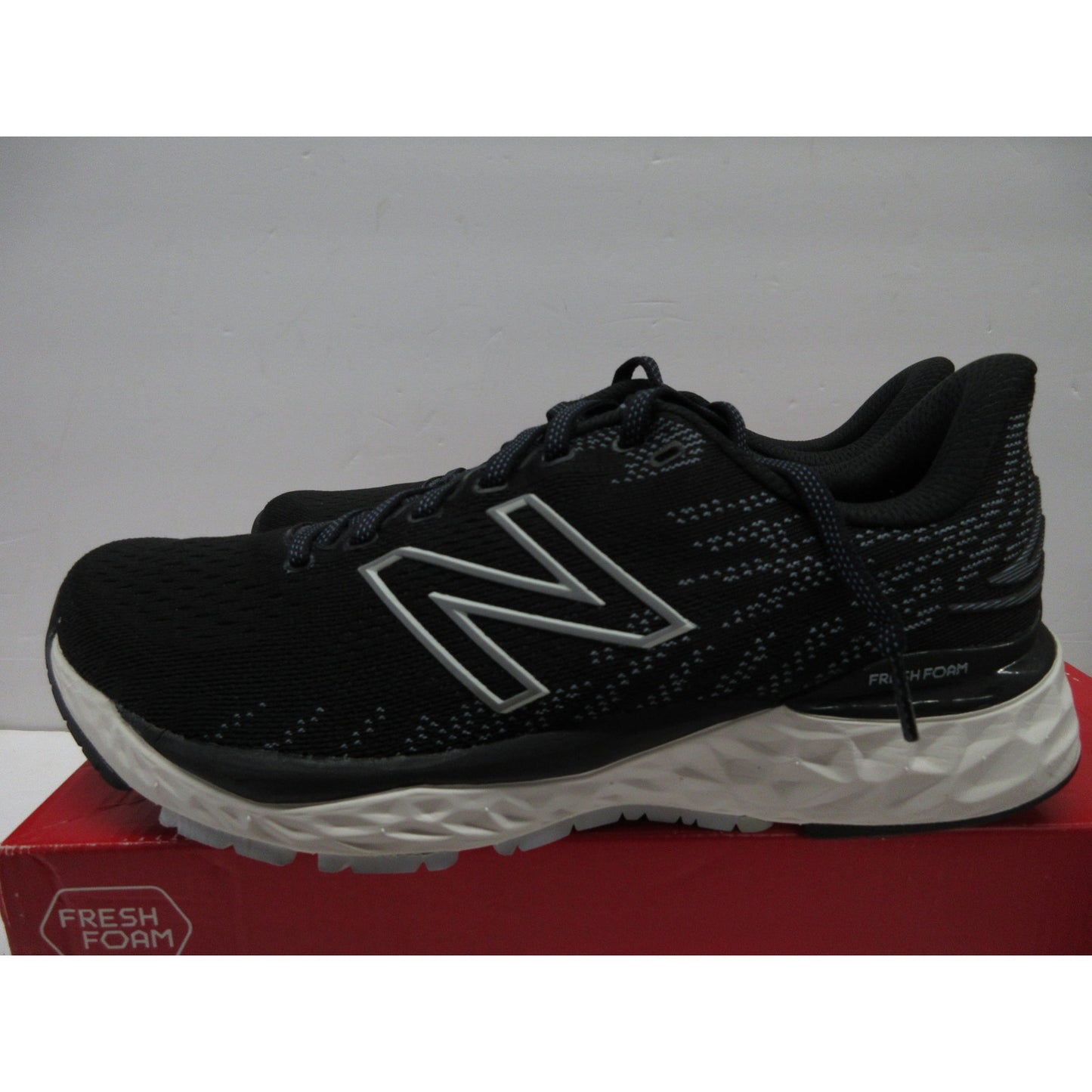 Used New Balance Men's Fresh Foam 880v11, Black/White, 9 Medium