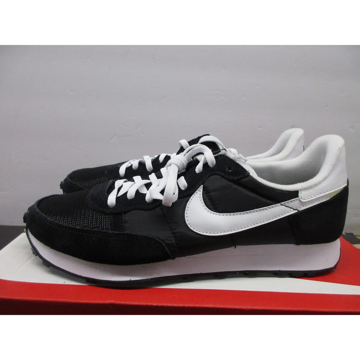 Used authentic Nike Men's Low-Top Trainers Running Shoes - Black/White (Size 8)