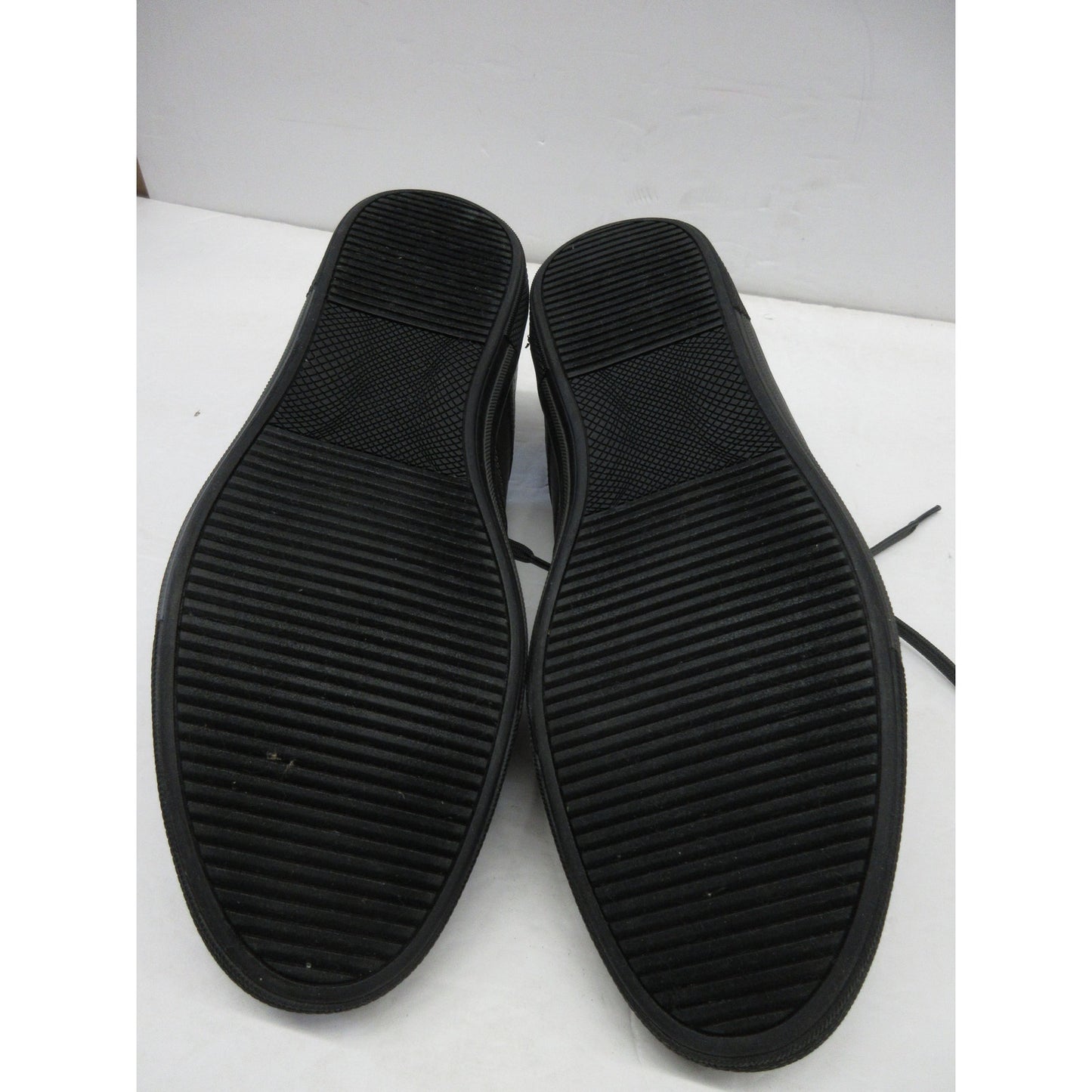 Like new Kenneth Cole Reaction Center Low Sneakers, Size 13 for Men